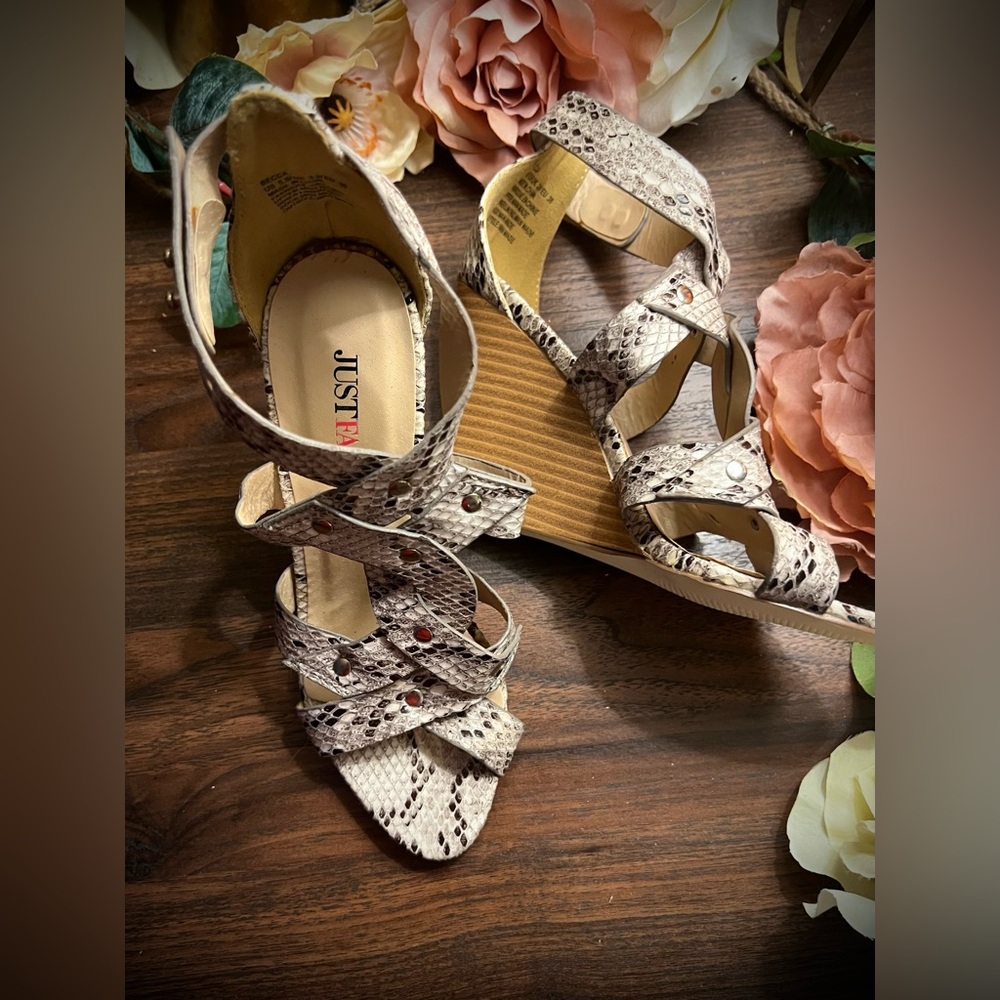 JustFab Beige and Black Snake Pattern Wedges Size 5.5